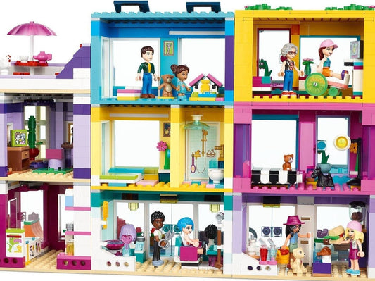 LEGO set 41704 – Hoofdstraatgebouw uit de Brickset for Kids collectie, te huur in West- en Oost-Vlaanderen bij Brickset for You
