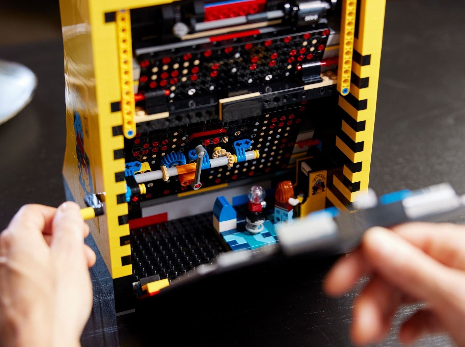 LEGO set 10323 – PAC-MAN arcade uit de Lego Icons collectie, te huur in West- en Oost-Vlaanderen bij Brickset for You