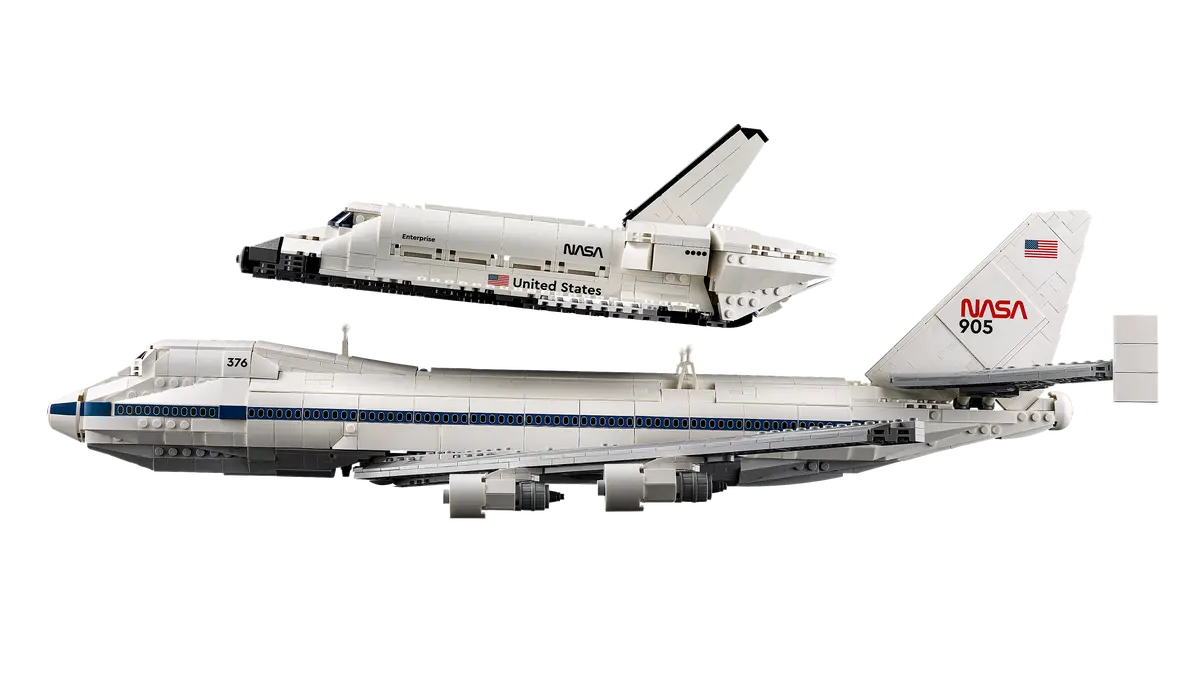 LEGO set 10360 – Shuttle Carrier Aircraft uit de Lego Icons, te huur in West- en Oost-Vlaanderen bij Brickset for You