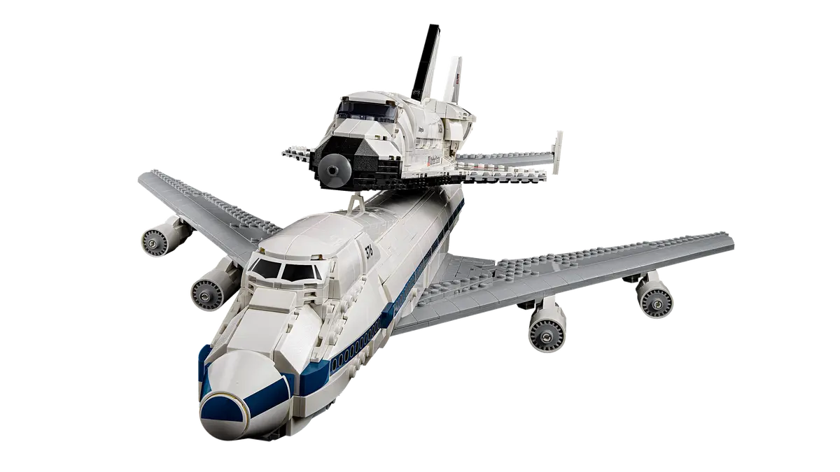 LEGO set 10360 – Shuttle Carrier Aircraft uit de Lego Icons, te huur in West- en Oost-Vlaanderen bij Brickset for You