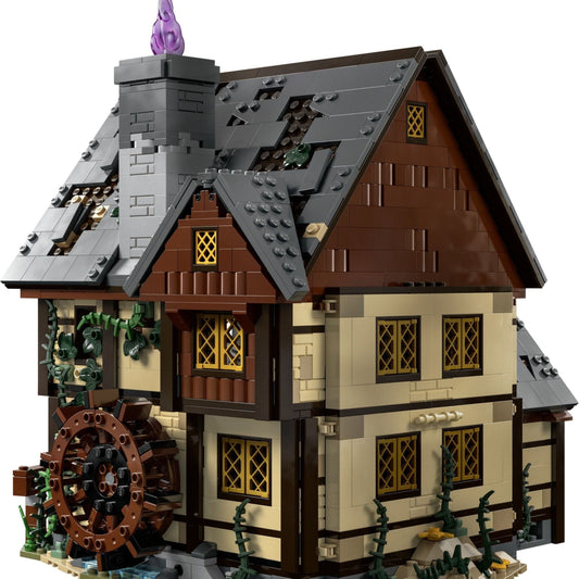 LEGO set 21341 – Disney Hocus Pocus: het huisje van de Sanderson-zussen uit de Lego Ideas collectie, te huur in West- en Oost-Vlaanderen bij Brickset for You