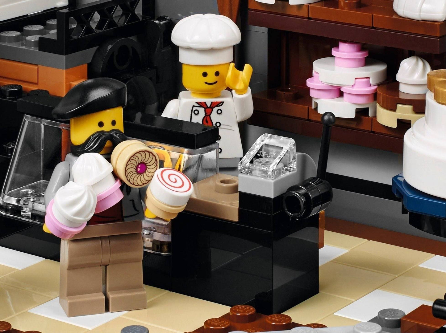 LEGO set 10255 – Gebouwenset uit de Lego Creator Expert collectie, te huur in West- en Oost-Vlaanderen bij Brickset for You