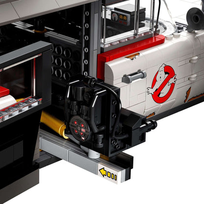 LEGO set 10274 – Ghostbusters™ ECTO-1 uit de Lego Creator Expert collectie, te huur in West- en Oost-Vlaanderen bij Brickset for You