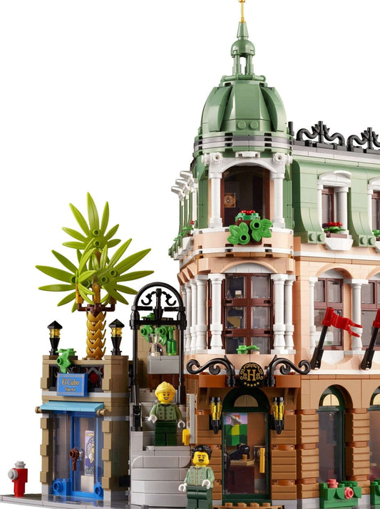 LEGO set 10297 – Boetiekhotel (Set 1) uit de Lego Creator Expert collectie, te huur in West- en Oost-Vlaanderen bij Brickset for You