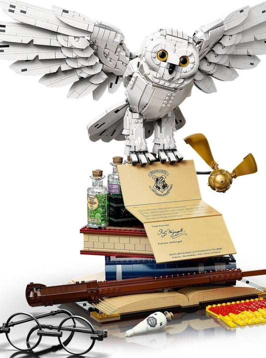 LEGO set 76391 – Zweinstein™ Iconen - verzamelobjecten uit de Lego Harry Potter collectie, te huur in West- en Oost-Vlaanderen bij Brickset for You