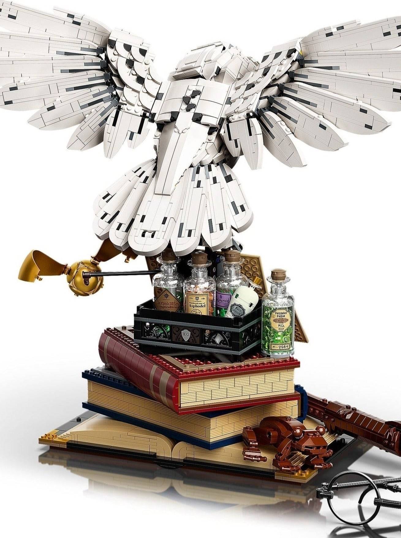 LEGO set 76391 – Zweinstein™ Iconen - verzamelobjecten uit de Lego Harry Potter collectie, te huur in West- en Oost-Vlaanderen bij Brickset for You